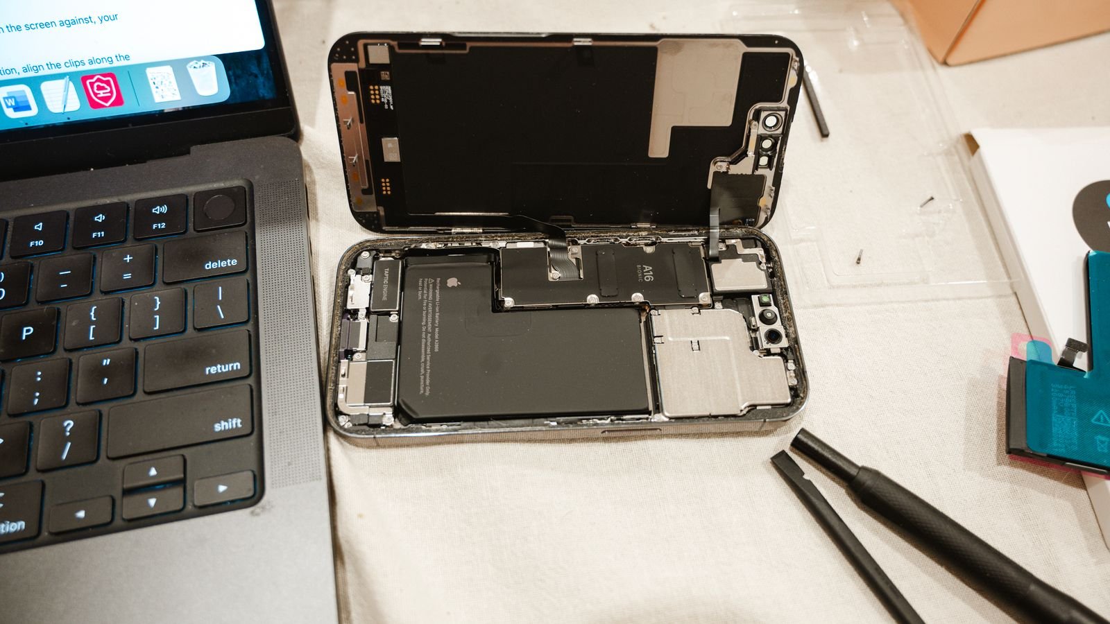iPhone 16 battery replacement